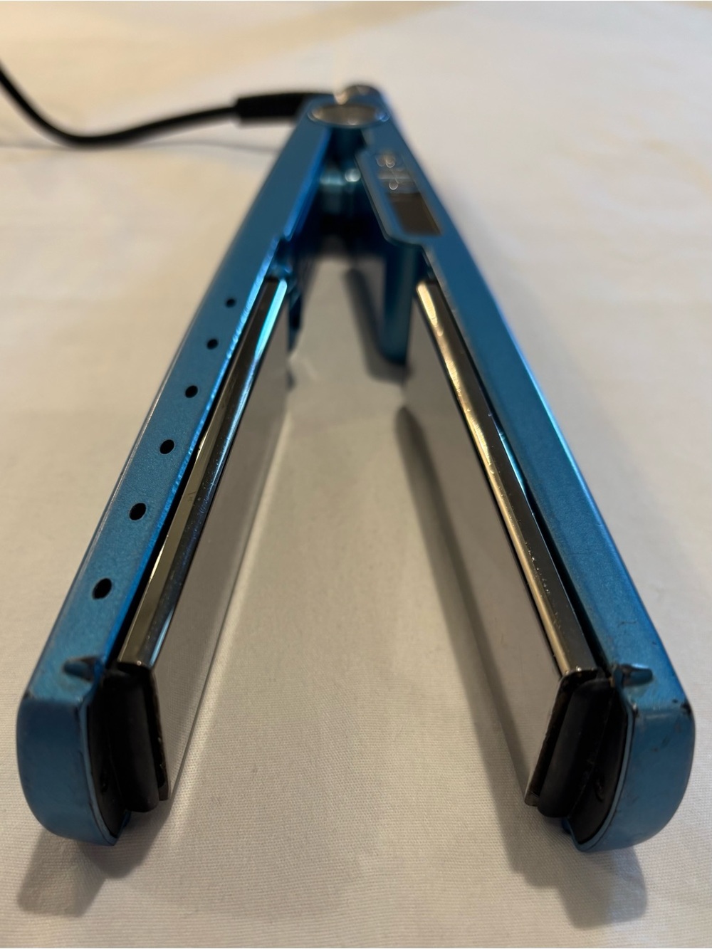 BabylissPRO 1 1/4" Nano Titanium Flat Iron - Picture 4 of 9